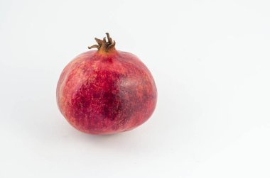 Kırmızı nar beyaz arka planda, sulu kırmızı meyve. Sağlıklı bir diyet için yararlı meyve.