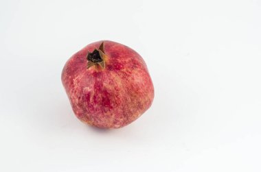 Kırmızı nar beyaz arka planda, sulu kırmızı meyve. Sağlıklı bir diyet için yararlı meyve.