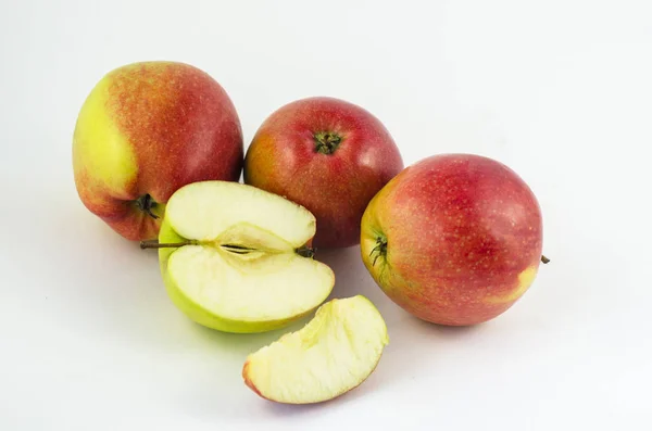 Beyaz Bir Arka Planda Sulu Kırmızı Meyve Elma Sağlıklı Bir — Stok fotoğraf