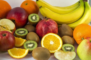 Beyaz bir arka planda sulu natürmort meyve gelen tropik meyveler. Sağlıklı bir diyet için yararlı meyve. Farklı meyve karışımı.