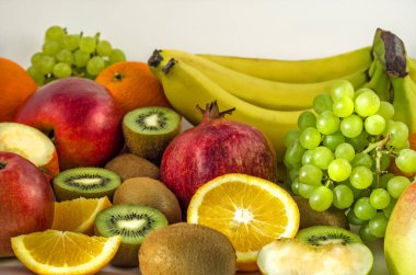 Beyaz bir arka planda sulu natürmort meyve gelen tropik meyveler. Sağlıklı bir diyet için yararlı meyve. Farklı meyve karışımı.