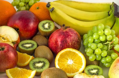 Beyaz bir arka planda sulu natürmort meyve gelen tropik meyveler. Sağlıklı bir diyet için yararlı meyve. Farklı meyve karışımı.