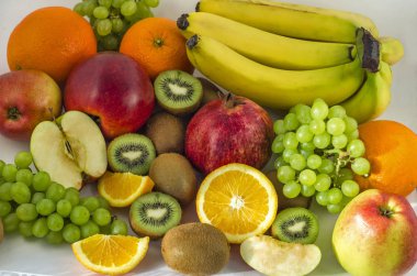 Beyaz bir arka planda sulu natürmort meyve gelen tropik meyveler. Sağlıklı bir diyet için yararlı meyve. Farklı meyve karışımı.