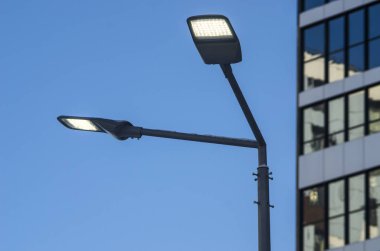 Modern bir sokak Led aydınlatma direği. Kentsel elektro-enerji teknolojileri. Sokak kentsel yol aydınlatma üzerinde tasarruf.