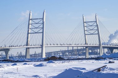 Teleferik Köprüsü iki dikmesi ile. Kış manzarası ile büyük bir köprüden diğer tarafa Boğazı.