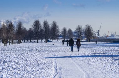 Kış kadar basit. Doğrusal bir parkta yürüyüş insanlar.