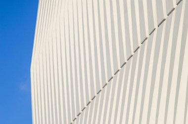 Dalga cephe bina. Beyaz grafik doğrusal cephe bina. Işık ve gölge oyunu. Tarafsız şık arka plan. Hafif çizgiler.