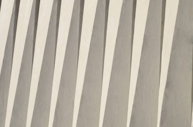 Dalga cephe bina. Beyaz grafik doğrusal cephe bina. Işık ve gölge oyunu. Tarafsız şık arka plan. Hafif çizgiler.