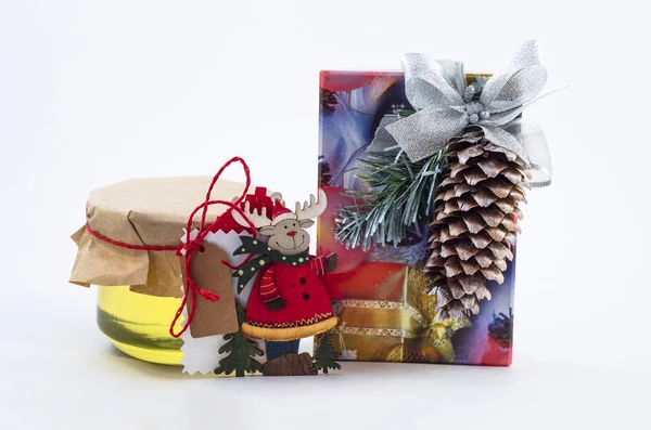 Завернутый Новогодний Подарок Белом Фоне Подарок Красной Коробке Отпечатком Биркой — стоковое фото