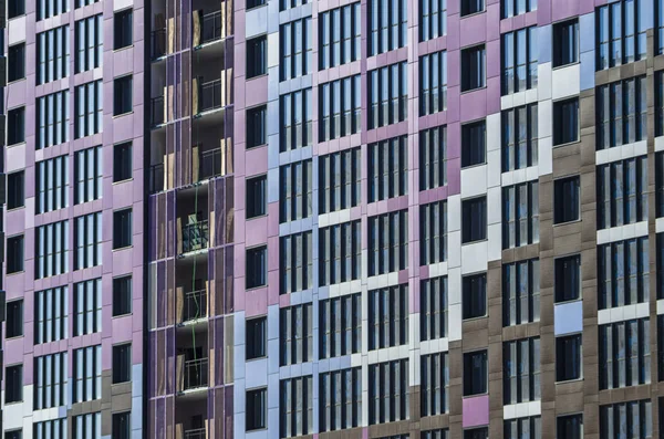 Frente Para Edifício Com Uma Fachada Ventilada Fachadas Coloridas Alumínio — Fotografia de Stock