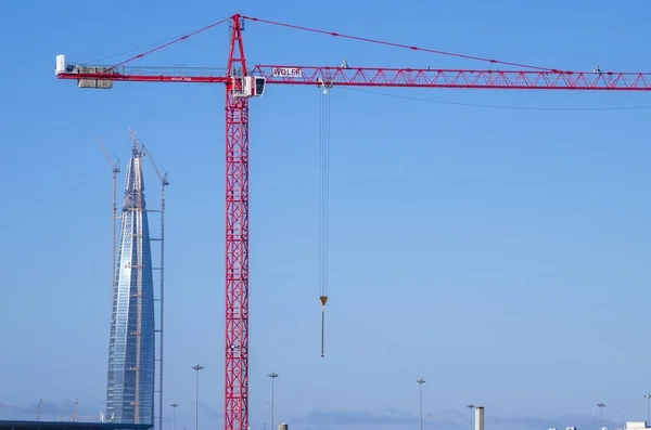 Menara Konstruksi Derek Melawan Langit Biru Pembangunan Kompleks Perumahan Rusia — Stok Foto