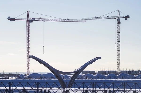 Bouw Toren Kranen Tegen Blauwe Hemel Bouw Van Een Residentieel — Stockfoto