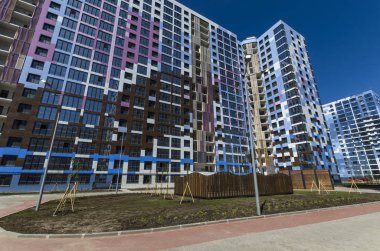 Modern karmaşık ben bir romantiğim konut metreküp geliştirilmesi. Oyun alanları ve dış mekan mobilyaları ile rahat avlular tahtadan yapılmış. Rusya, St. Petersburg, Vasilyesky ada, 25 Mayıs 2018