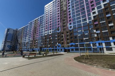 Modern karmaşık ben bir romantiğim konut metreküp geliştirilmesi. Oyun alanları ve dış mekan mobilyaları ile rahat avlular tahtadan yapılmış. Rusya, St. Petersburg, Vasilyesky ada, 25 Mayıs 2018