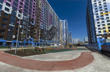 Modern karmaşık ben bir romantiğim konut metreküp geliştirilmesi. Oyun alanları ve dış mekan mobilyaları ile rahat avlular tahtadan yapılmış. Rusya, St. Petersburg, Vasilyesky ada, 25 Mayıs 2018