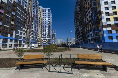 Modern karmaşık ben bir romantiğim konut metreküp geliştirilmesi. Oyun alanları ve dış mekan mobilyaları ile rahat avlular tahtadan yapılmış. Rusya, St. Petersburg, Vasilyesky ada, 25 Mayıs 2018