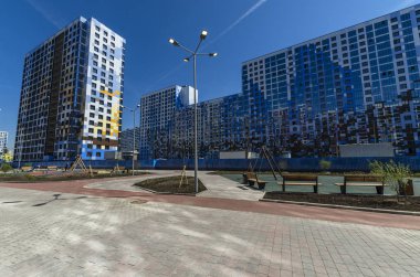 Modern karmaşık ben bir romantiğim konut metreküp geliştirilmesi. Oyun alanları ve dış mekan mobilyaları ile rahat avlular tahtadan yapılmış. Rusya, St. Petersburg, Vasilyesky ada, 25 Mayıs 2018