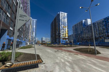 Modern karmaşık ben bir romantiğim konut metreküp geliştirilmesi. Oyun alanları ve dış mekan mobilyaları ile rahat avlular tahtadan yapılmış. Rusya, St. Petersburg, Vasilyesky ada, 25 Mayıs 2018