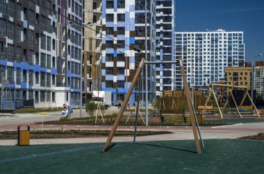 Modern karmaşık ben bir romantiğim konut metreküp geliştirilmesi. Oyun alanları ve dış mekan mobilyaları ile rahat avlular tahtadan yapılmış. Rusya, St. Petersburg, Vasilyesky ada, 25 Mayıs 2018