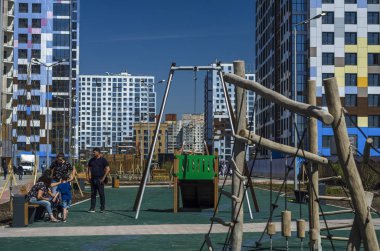 Modern karmaşık ben bir romantiğim konut metreküp geliştirilmesi. Oyun alanları ve dış mekan mobilyaları ile rahat avlular tahtadan yapılmış. Rusya, St. Petersburg, Vasilyesky ada, 25 Mayıs 2018