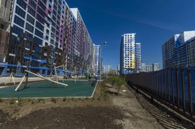 Modern karmaşık ben bir romantiğim konut metreküp geliştirilmesi. Oyun alanları ve dış mekan mobilyaları ile rahat avlular tahtadan yapılmış. Rusya, St. Petersburg, Vasilyesky ada, 25 Mayıs 2018