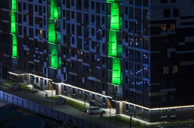 Akıllı şehir aydınlatma sistemi. Binaların ekonomik aydınlatma led. Cephe çok renkli dekoratif aydınlatma. Konut karmaşık romantik, Rusya, St. Petersburg, 23 Haziran 2018 değilim.