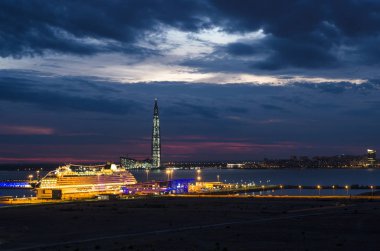 St. Petersburg gece Panoraması. Liman ve gökdelen gün batımında. Violet-pembe günbatımı şehri. Büyük şehrin ışıkları. Rusya, St. Petersburg, Lakhta Merkezi, 23 Haziran 2018