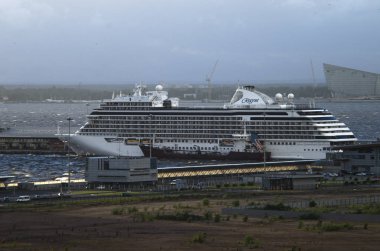 Fantastik Turuncu-pembe günbatımı üzerinde liman. Gün batımında yolcu gemisi. Dünyanın en iyi cruise turizm hedef. Rusya. St. Petersburg, Vasilyevsky Adası, 14 Temmuz 2018