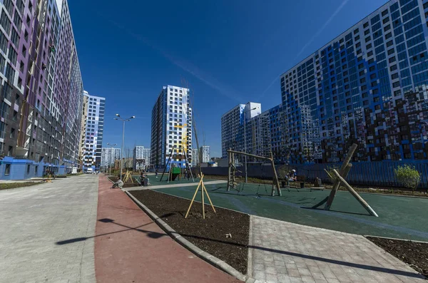 Modern karmaşık ben bir romantiğim konut metreküp geliştirilmesi. Oyun alanları ve dış mekan mobilyaları ile rahat avlular tahtadan yapılmış. Rusya, St. Petersburg, Vasilyesky ada, 25 Mayıs 2018