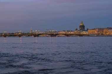 Üzerinde İngilizce set St Petersburg, gün batımı görünümü ve su. Güzel bir akşam tarihi merkezi Panoraması. St. Isaac's Katedrali ve köprüleri ile şehir panoraması. Rusya, 25 Mayıs 2018