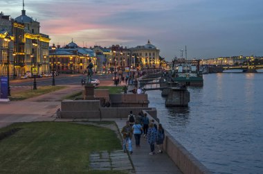 Teğmen Schmidt set St Petersburg bir yaz akşamı. Sunset akşam Avrupa şehri suya yakın. Kuzey Venedik. St Petersburg, Rusya, Vasilyevsky ada, 25 Mayıs 2018