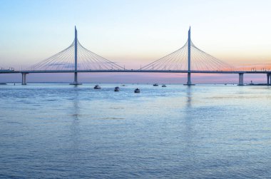 Yaz günbatımı Neva üzerinde gece beyaz. Köprü, tekneler ile iskele, stadyum ve yeşil eğlence parkı şehir panoraması. Turkuaz - pembe açık gökyüzü. St Petersburg, Rusya, 27 Haziran 2018