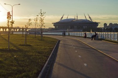 Askılı büyük köprüden Neva gün batımında. Modern şehir sahil akşam Panoraması. Şehir promenade. St Petersburg, Rusya, 27 Haziran 2018