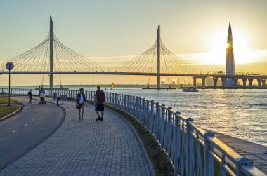 Askılı büyük köprüden Neva gün batımında. Modern şehir sahil akşam Panoraması. Şehir promenade. St Petersburg, Rusya, 27 Haziran 2018