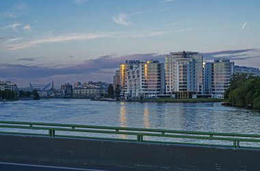 Modern lüks konut kompleksi kentin ekolojik temiz bir alanda suya yakın. Turkuaz - pembe açık gökyüzü. St. Petersburg, Leontief Cape, Rusya, 27 Haziran 2018