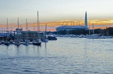 Yaz günbatımı Neva üzerinde gece beyaz. Köprü, tekneler ile iskele, stadyum ve yeşil eğlence parkı şehir panoraması. Turkuaz - pembe açık gökyüzü. St Petersburg, Rusya, 27 Haziran 2018