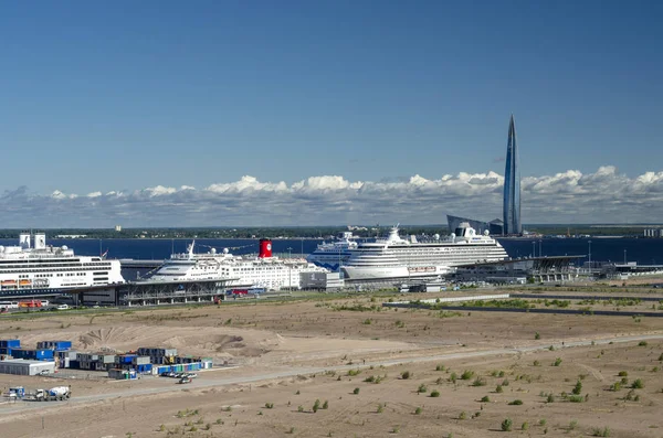 Avrupa'nın en büyük deniz yolcu Limanı. Gömlekleri Port 