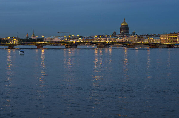 Закат над Английской набережной Санкт-Петербурга, вид с воды. Прекрасная вечерняя панорама исторического центра. Панорама города с Исаакиевским собором и мостами. Россия, Май 25, 2018
