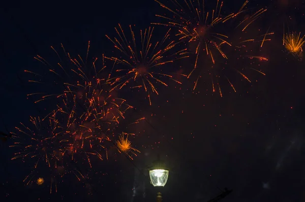 Gran Celebración Las Escuelas Posgrado Velas Escarlata Fuegos Artificiales Coloridos — Foto de Stock