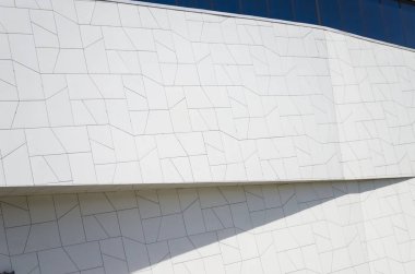 Beyaz fütüristik cephe geometrik unsurları yaptı. Mavi ve açık gri renklerde poligonal geometrik desen. Modern bina Cephesi poligonal üçgen beyaz. TC 