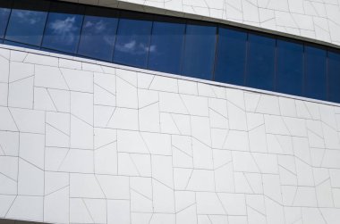 Beyaz fütüristik cephe geometrik unsurları yaptı. Mavi ve açık gri renklerde poligonal geometrik desen. Modern bina Cephesi poligonal üçgen beyaz. TC 