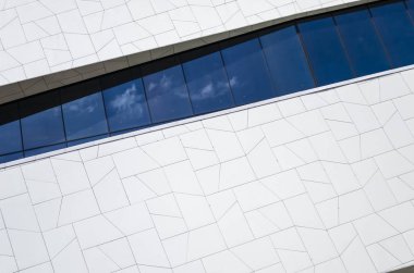 Beyaz fütüristik cephe geometrik unsurları yaptı. Mavi ve açık gri renklerde poligonal geometrik desen. Modern bina Cephesi poligonal üçgen beyaz. TC 