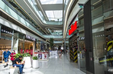 Cam ışık atrium alışveriş merkezi fütüristik mimarisi ile. Modern binanın iç. TC 