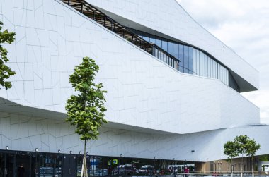 Beyaz fütüristik cephe geometrik unsurları yaptı. Mavi ve açık gri renklerde poligonal geometrik desen. Modern bina Cephesi poligonal üçgen beyaz. TC 