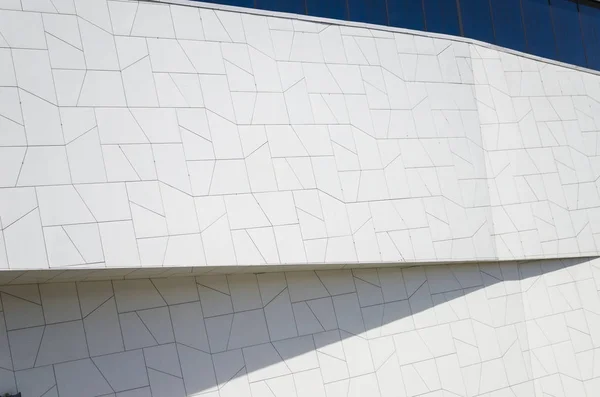 White Futuristic Facade Made Geometric Elements Polygonal Geometric Pattern Blue — Stock Photo, Image