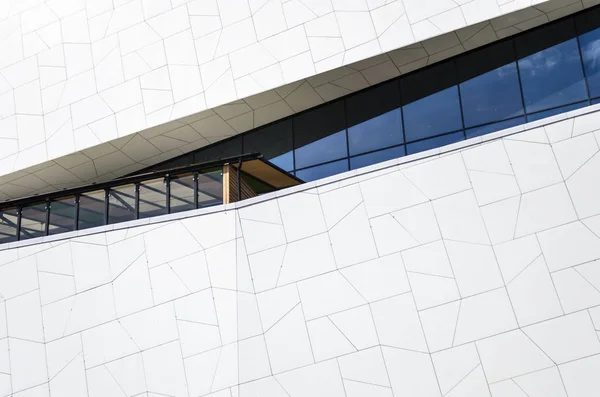 白の未来的な外観は幾何学的な要素から成っています ブルーと明るいグレーの色で多角形の幾何学的なパターン 多角形の三角形の白いモダンな建物のファサード Okhta モール セント ピーターズバーグ June18 2018 — ストック写真