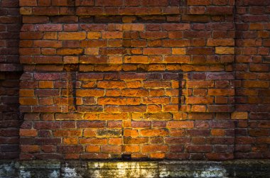 Tuğla duvar aydınlatma ile