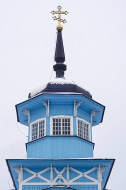 Rus ahşap kilise. Mavi eski köy Kilisesi ile bir kulenin