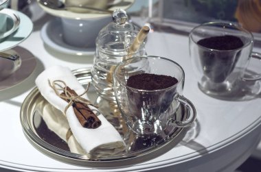 Tablo kahve/kahve servisi için ayarlama