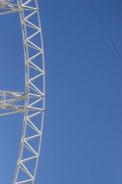 Beyaz demir inşaat mavi gökyüzü. Kemerli metal sistem. Nötr arka plan. İnşaat Sanayi.